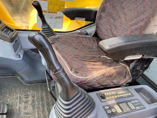 일본에서 가져온 138kW 전력을 가진 고마쓰 PC450 고전 상태